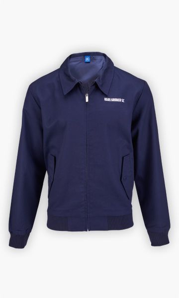 KSC Jacke, Oberstoff: 100 % Baumwolle, Futter, 100 % Polyester, Klassischer Harrington-Stil mit modernem Schnitt, „Karlsruher SC“-Schriftzug auf der Brust, Durchgehender Reißverschluss mit Stehkragen, weiches Innenfutter, Elastische Bündchen an Ärmeln und