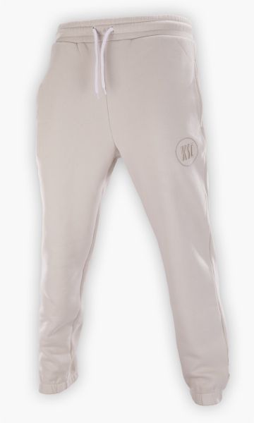 KSC Jogginghose, naturfarben Beige, 85 % Baumwolle, 15 % Polyester, KSC-Logo Ton-in-Ton auf der Vorderseite, Elastischer Bund mit Kordelzug, Zwei Seitentaschen, Zwei Taschen auf der Rückseite
