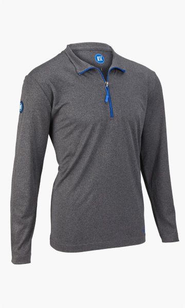 KSC Longsleeve, anthrazit, 100% Recyceltes Polyester Interlock, Funktionsmaterial in Melange‑Optik, 1/4‑Zip mit blauem Reißverschluss, KSC‑Logo in der Innenseite vom Nacken, KSC-Logo‑Patch am rechten Ärmel