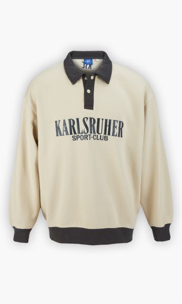 KSC Sweater, Cremefarben, 60 % Baumwolle, 40 % Polyester, Gestickter "Karlsruher Sport-Club Schriftzug" auf der Vorderseite, Die Buchstaben "KSC" im hinteren Nackenbereich, Dunkler Kragen mit praktischen Druckknöpfen, Retro-Design mit dunklen Bündchen