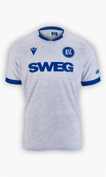 KSC Trikot Auswärts 25-26, Weiß, 100% Polyester, Stadtplan von Karlsruhe, blaue Akzente an Kragen und Ärmel, KSC-Logo, Fidelitas-Wappen, Zeilen aus dem Lied Für immer KSC, Rückennummer im Retro-Stil