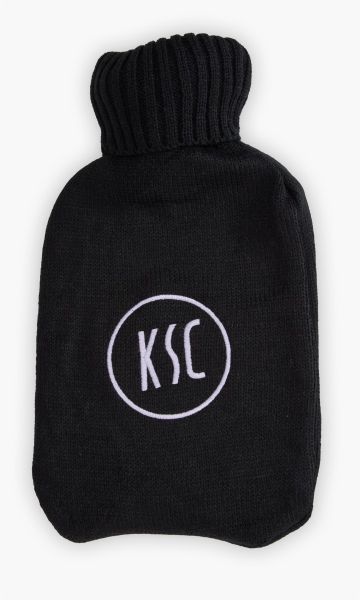 KSC Wärmeflasche, Schwarz, thermoplatischer Kunststoff, Cover: 100% Polyacryl, 2 Liter Fassungsvermögen, Weicher Strickbezug in Schwarz, aufgesticktes KSC‑Logo, Angenehm wärmend und lange Wärmespeicherung