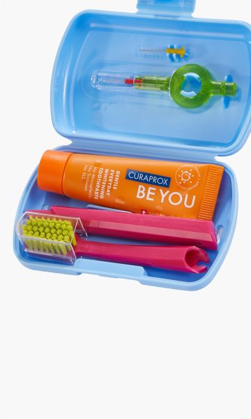 KSC Travelbox, Hellblau, Curaprox, Ultrakompakte Travelbox für deine Mundgesundheit, Enthält faltbare Reisezahnbürste, 10 ml Whitening‑Zahnpasta und zwei Interdentalbürsten, Inklusive praktischem Halter für Interdentalbürsten, Stylisches KSC‑Design in Hel