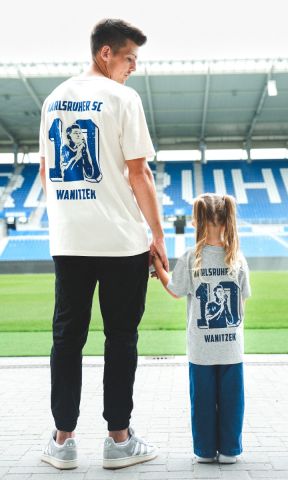 KSC T-Shirt Kids, Grau, 100% gekämmte ringgesponnene Bio-Baumwolle, Rückseite Flockdruck KARLSRUHER SC 10 mit Jubelbild und WANITZEK-Schriftzug, aufgedruckte Unterschrift vorne