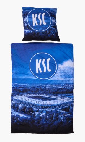 KSC Bettwäsche, Blau-Weiß, Decke: 135 x 200 cm, Kissen: 80 x 80 cm, 100% Polyester, Detailreicher BBBank Wildpark‑Print, Großes KSC‑Logo auf Kissen und Decke, Weiche, angenehme Stoffqualität, Hochwertiger Druck mit klaren Konturen und kräftigen FarbenKSC 