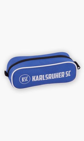 KSC Federmäppchen, Blau, Weiß, 100 % Polyester, Aufdruck „KARLSRUHER SC“ und KSC-Logo auf der Vorderseite, Reißverschluss, Kompakte, längliche Form mit abgerundeten Ecken, Ideal für Stifte, Marker und weitere Schreibutensilien