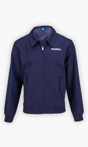 KSC Jacke, Oberstoff: 100 % Baumwolle, Futter, 100 % Polyester, Klassischer Harrington-Stil mit modernem Schnitt, „Karlsruher SC“-Schriftzug auf der Brust, Durchgehender Reißverschluss mit Stehkragen, weiches Innenfutter, Elastische Bündchen an Ärmeln und