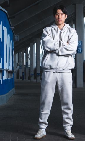 KSC Jogginghose, naturfarben Beige, 85 % Baumwolle, 15 % Polyester, KSC-Logo Ton-in-Ton auf der Vorderseite, Elastischer Bund mit Kordelzug, Zwei Seitentaschen, Zwei Taschen auf der Rückseite