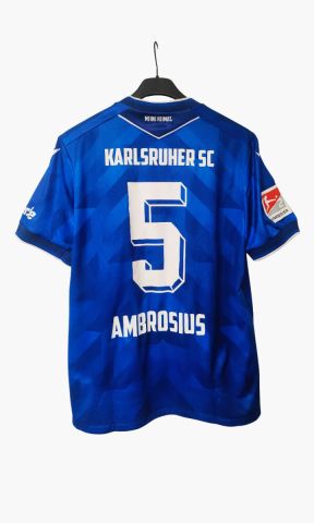 KSC Trikot Heim 25-26, Blau-Weiß, 100% Polyester, Matchworntrikot, Auktion, Heimtrikot, Ambrosius, Bielefeld, glänzender Stoff, Muster aus Dreiecken und Pfeilen, Blau-Schattierungen, "Meine-Heimat"-Schriftzug, Rückennummer im Retro-Stil