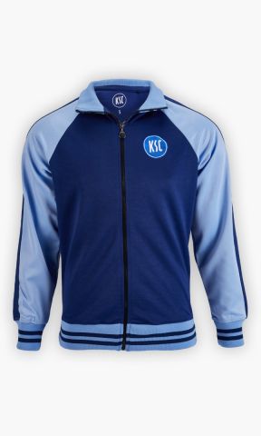 KSC Retrojacke, Navyblau-Hellblau, 65 % Baumwolle aus Biologischer herkunft, 35 % Polyester, R&uuml;ckseite mit gestickten &bdquo;Karlsruher Sport-Club&ldquo; Schriftzug, Gesticktes KSC-Logo, Stehkragen und Rei&szlig;verschluss, Elastische B&uuml;ndchen und Saum mit Streifen-Design