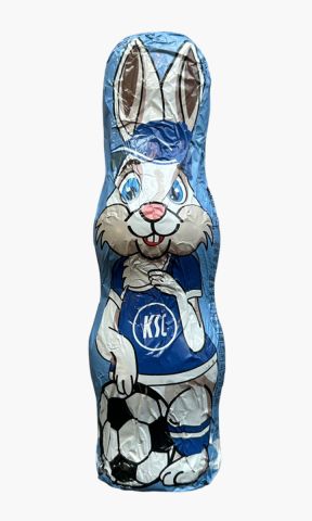 KSC Schoko-Fußballhase, Blau-Weiß, Edelvollmilchschokolade in Hasenform, 40 g Genuss für Groß und Klein, KSC-Fußballhase als Motiv, Zutaten: Zucker, Kakaobutter, VOLLMILCHPULVER, Edelkakaomasse, SÜSSMOLKENPULVER, Emulgator (SOJALECITHINE).
Kann enthalten