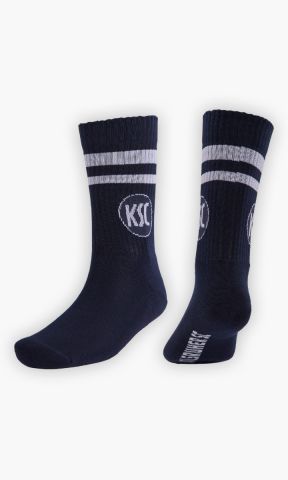 KSC Socken, Navyblau-Weiß, 80 % Baumwolle, 17 % Polyamid, 3 % Elasthan, Rippbündchen, Weiße Streifen, KSC-Logo, Kalrsruher SC Schriftzug unter der Ferse