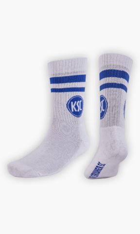 KSC Socken, Weiß-Navyblau, 80 % Baumwolle, 17 % Polyamid, 3 % Elasthan, Rippbündchen, Navyblaue Streifen, KSC-Logo, Kalrsruher SC Schriftzug unter der Ferse