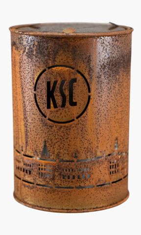 KSC Solar Tischfackel, Metall, LED Leuchte innen, Durchmesser: ca. 10,3cm, Höhe: ca. 14,3cm, Authentische Rostoptik mit hochwertiger Metallstruktur, Laserausgeschnittenes KSC‑Logo und Karlsruher Schloss, Solar betrieben – lädt sich mit der Sonne tagsüber 