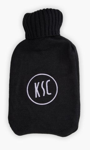 KSC Wärmeflasche, Schwarz, thermoplatischer Kunststoff, Cover: 100% Polyacryl, 2 Liter Fassungsvermögen, Weicher Strickbezug in Schwarz, aufgesticktes KSC‑Logo, Angenehm wärmend und lange Wärmespeicherung
