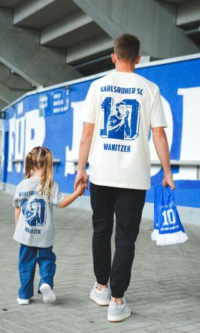 KSC T-Shirt, Beige, 100% Cotton - Organic, Rückseite Flockdruck KARLSRUHER SC 10 mit Jubelbild und WANITZEK-Schriftzug, aufgedruckte Unterschrift vorne