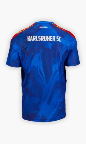KSC Aufwärmshirt 25-26, Blau, 100% Polyester, Dynamisches Allover-Muster in Feueroptik in verschiedenen Blautönen, Schulterbereich mit auffälliger Flammenstruktur in Orange-Gelb, KSC-Logo, Meine Heimat Schriftzug im Nacken, Karlsruher SC Flock
