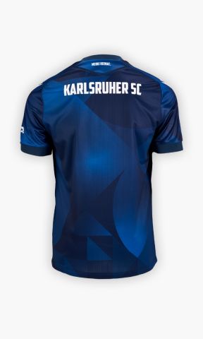 KSC Trikot Ausweich 25-26 Kids, Stahlblau, 100% Polyester, glänzender Stoff, hellere und dunklere Farbverläufe in stahlblauen Farben,  KSC-Logo, "Meine Heimat." Schriftzug gestickt im Nacken, Rückennummer im Retro-Stil