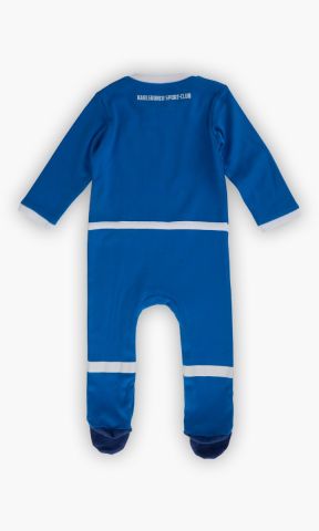 KSC Babybody, Blau-Weiß, 100 % Baumwolle, großes KSC-Logo auf der Vorderseite, Schriftzug Karlsruher Sport-Club auf der Rückseite, Druckknöpfe an den Beinen und am Hals, Füßchen im Sportschuh-Design