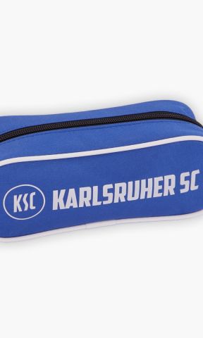 KSC Federmäppchen, Blau, Weiß, 100 % Polyester, Aufdruck „KARLSRUHER SC“ und KSC-Logo auf der Vorderseite, Reißverschluss, Kompakte, längliche Form mit abgerundeten Ecken, Ideal für Stifte, Marker und weitere Schreibutensilien