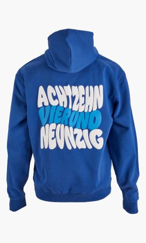 KSC Hoodie, Blau, 100% Bio-Baumwolle, Hoodie in Blau aus der Wavy‑Kollektion, „KSC“-Buchstaben auf der Vorderseite, Großflächiger Rückenprint „ACHTZEHN VIERUND NEUNZIG“ im Wavy‑Design, Kapuze und Kängurutasche