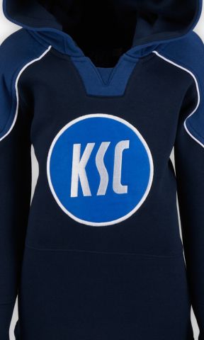 KSC Hoodie Kids, Navyblau, Weiß, 60 % Baumwolle, 40 % Polyester, Großes, auffälliges KSC-Logo auf der Vorderseite, Lace-Up-Kapuze mit Kordelzug, Schulterpartien in Navyblau mit weißen Details