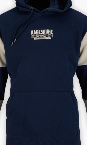 KSC Hoodie, Navyblau-Beige, 65 % Baumwolle, 35 % Polyester, Gestickter Schriftzug "Karlsruhe – Traditionsklub seit 1894", Kängurutasche, Kapuze mit Kordelzug, Blockdesign an Ärmeln