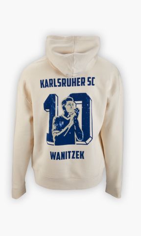 KSC Hoodie, Beige, 85 % gekämmte ringgesponnene Bio-Baumwolle, 15 % recyceltes Polyester, Rückseite Flockdruck KARLSRUHER SC 10 mit Jubelbild und WANITZEK-Schriftzug, aufgedruckte Unterschrift vorne, Kängurutasche, Kapuze