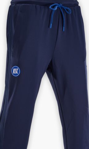 KSC Jogginghose, Navyblau, 95 % Polyester, 5 % Elasthan, elastischer Bund mit Kordelzug, Seitentaschen, Bündchen an Beinabschlüssen, KSC-Logo