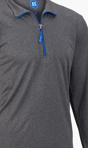 KSC Longsleeve, anthrazit, 100% Recyceltes Polyester Interlock, Funktionsmaterial in Melange‑Optik, 1/4‑Zip mit blauem Reißverschluss, KSC‑Logo in der Innenseite vom Nacken, KSC-Logo‑Patch am rechten Ärmel