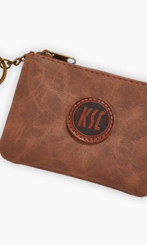 KSC Münztasche, Braun, 100 % PU Leder, 100 % Eisen, Reisverschluss, Schlüsselring, Emblem mit geprägten KSC-Logo, rustikale Platina