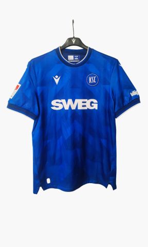 KSC Trikot Heim 25-26, Blau-Weiß, 100% Polyester, Matchworntrikot, Auktion, Heimtrikot, Ambrosius, Bielefeld, glänzender Stoff, Muster aus Dreiecken und Pfeilen, Blau-Schattierungen, "Meine-Heimat"-Schriftzug, Rückennummer im Retro-Stil
