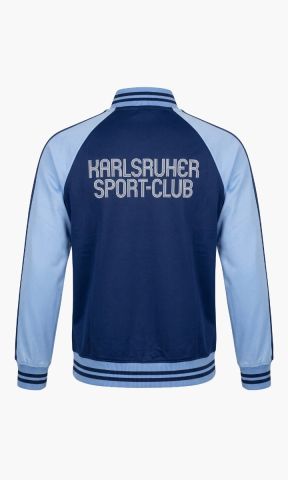 KSC Retrojacke, Navyblau-Hellblau, 65 % Baumwolle aus Biologischer herkunft, 35 % Polyester, Rückseite mit gestickten „Karlsruher Sport-Club“ Schriftzug, Gesticktes KSC-Logo, Stehkragen und Reißverschluss, Elastische Bündchen und Saum mit Streifen-Design