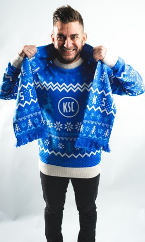 KSC Schal, Blau-Weiß, 100 % Bio-Baumwolle, X-Mas Kollektion 2025, Weihnachtliches Muster mit Tannen und Schneeflocken, KSC Schriftzug, Fransen an den enden, beidseitig bedruckt