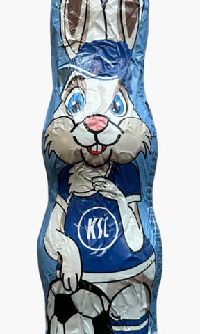 KSC Schoko-Fußballhase, Blau-Weiß, Edelvollmilchschokolade in Hasenform, 40 g Genuss für Groß und Klein, KSC-Fußballhase als Motiv, Zutaten: Zucker, Kakaobutter, VOLLMILCHPULVER, Edelkakaomasse, SÜSSMOLKENPULVER, Emulgator (SOJALECITHINE).
Kann enthalten