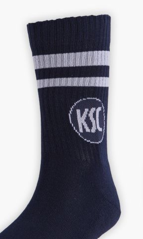 KSC Socken, Navyblau-Weiß, 80 % Baumwolle, 17 % Polyamid, 3 % Elasthan, Rippbündchen, Weiße Streifen, KSC-Logo, Kalrsruher SC Schriftzug unter der Ferse