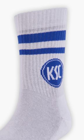 KSC Socken, Weiß-Navyblau, 80 % Baumwolle, 17 % Polyamid, 3 % Elasthan, Rippbündchen, Navyblaue Streifen, KSC-Logo, Kalrsruher SC Schriftzug unter der Ferse