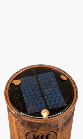 KSC Solar Tischfackel, Metall, LED Leuchte innen, Durchmesser: ca. 10,3cm, Höhe: ca. 14,3cm, Authentische Rostoptik mit hochwertiger Metallstruktur, Laserausgeschnittenes KSC‑Logo und Karlsruher Schloss, Solar betrieben – lädt sich mit der Sonne tagsüber 