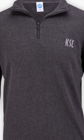 KSC Strickpullover 1/4 Zip, Grau, 100% Baumwolle, Praktischer 1/4‑Reißverschluss,
Hochwertige, weiche Strickqualität, Gestickter KSC-Schriftzug,
Gerippte Bündchen an Ärmeln und Saum
