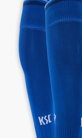 KSC Stutzen Heim 25-26, Blau-Weiß, 80% Nylon, 15% Baumwolle, 5% Elasthan, atmungsaktives Material, KSC-Schriftzug, Verstärkung an Ferse und Zehen