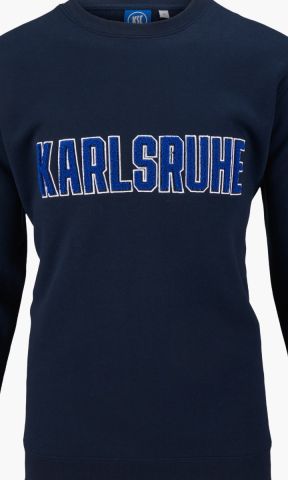 KSC Sweater, Navyblau, 60% Baumwolle, 40% Polyester, Rundhalsausschnitt, Großflächiger „Karlsruhe“-Schriftzug aus kuscheligem Teddystoff, Elastische Bündchen an Ärmeln und Saum