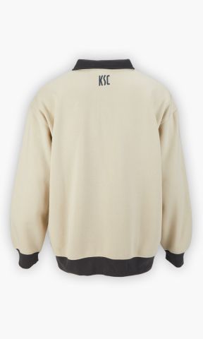 KSC Sweater, Cremefarben, 60 % Baumwolle, 40 % Polyester, Gestickter "Karlsruher Sport-Club Schriftzug" auf der Vorderseite, Die Buchstaben "KSC" im hinteren Nackenbereich, Dunkler Kragen mit praktischen Druckknöpfen, Retro-Design mit dunklen Bündchen