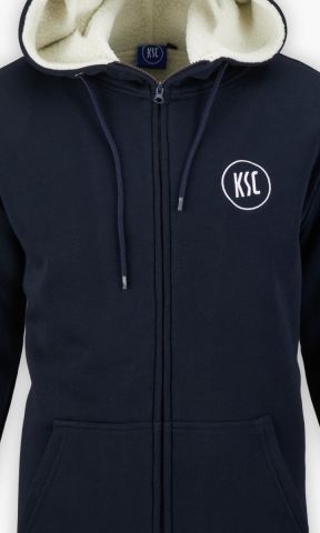 KSC Sweatjacke, Navyblau, 60 % Baumwolle, 40 % Polyester, Innenfutter: 100 % Polyester, Dezente Konturenstickerei des KSC-Logos, Kapuze mit Kordelzug, Weiches Innenfutter in Cremefarben, Praktischer Frontreißverschluss, Taschen auf der Vorderseite