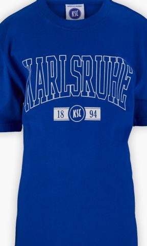 KSC T-Shirt Kids, Royalblau, 100 % Baumwolle, Großer „KARLSRUHE“-Schriftzug in Weiß auf der Vorderseite, KSC-Logo mit „1894“-Details, Rundhalsausschnitt
