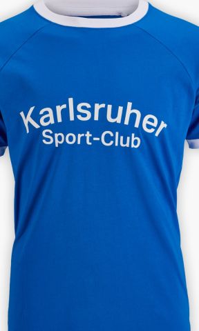 KSC T-Shirt, Blau, 100 % Baumwolle aus Biologischer Herkunft, Retro-Design, Rundhalskragen und Ärmelbündchen in weiß, „Karlsruher Sport-Club“-Schriftzug auf der Vorderseite