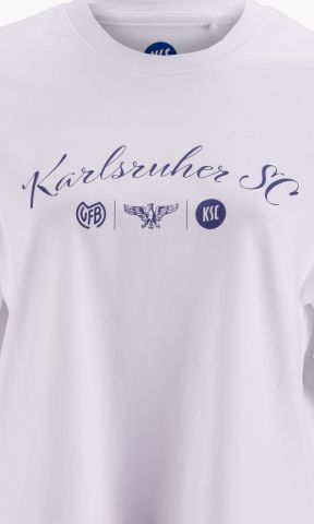 KSC T-Shirt, Weiß, 100% Baumwolle, Ladies, Weißes T‑Shirt mit elegantem Schreibschrift‑Print, „Karlsruher SC“ in geschwungenem Lettering, Zusätzliche alle Logos unserer Geschichte, Weiche, angenehm zu tragende Baumwollqualität