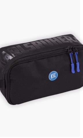 KSC Waschbeutel, Schwarz, 100 % recyceltes Polyester, großes Hauptfach mit zwei blauen Zippern, Trageschlaufe an der Seite, „KARLSRUHER SC“-Ton-in-Ton-Schriftzug auf der Oberseite, Blau-Weißes KSC-Logo auf der Vorderseite