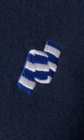 KSC Hoodie, Navyblau, 60 % Baumwolle, 40 % Polyester, aufgestickter Balkenschal in Blau-Weiß, Stickerei mit KSC-Schriftzug an Ärmel, Kängurutasche, Kapuze mit Kordelzug