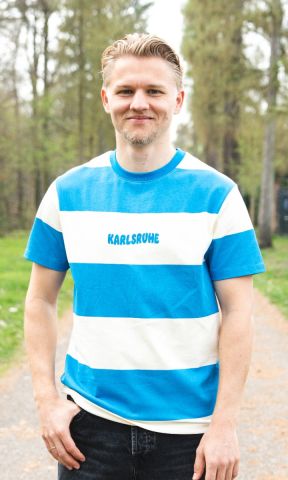 KSC T-Shirt, Blau-Weiß, 100% Bio-Baumwolle, Wavy-Kollektion, „KARLSRUHE“-Schriftzug in Wavy‑Typografie auf der Front, Streifendesign in Blau und Weiß, Rundhalsausschnitt