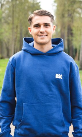 KSC Hoodie, Blau, 100% Bio-Baumwolle, Hoodie in Blau aus der Wavy‑Kollektion, „KSC“-Buchstaben auf der Vorderseite, Großflächiger Rückenprint „ACHTZEHN VIERUND NEUNZIG“ im Wavy‑Design, Kapuze und Kängurutasche